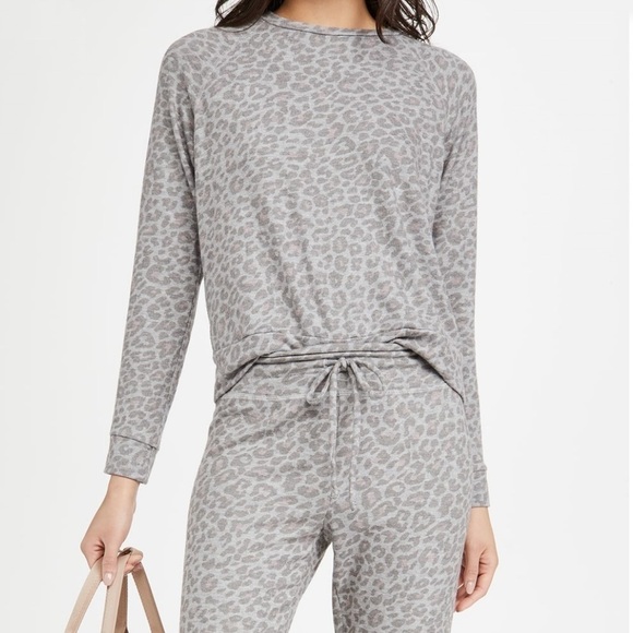 NWT Beyond Yoga Favorite Raglan Crewneck Sweatshirt Chai Cocoa Leopard - Picture 1 of 6